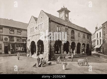 Eine Ansicht des Markthauses aus dem späten 19. Jahrhundert im Stadtzentrum von Ross-on-Wye, einer Marktstadt im Südosten von Herefordshire, England. Es wurde zwischen 1650 und 1654 gebaut, um eine wahrscheinlich hölzerne Booth Hall zu ersetzen. Im oberen Stockwerk befindet sich jetzt ein Kunst- und Handwerkszentrum. Stockfoto