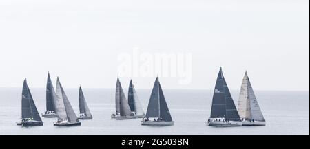 Alter Leiter von Kinsale, Cork, Irland. Juni 2021. Am zweiten Tag des Sovereign's Cup segeln Yachten in Richtung Old Head of Kinsale, Co. Cork, Irland. - Credit; David Creedon / Alamy Live News Stockfoto