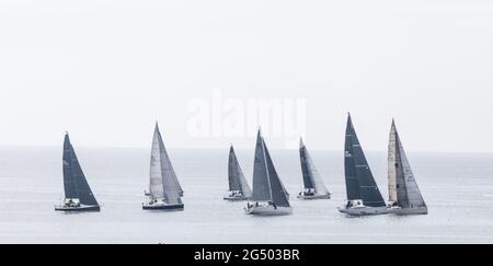 Alter Leiter von Kinsale, Cork, Irland. Juni 2021. Am zweiten Tag des Sovereign's Cup segeln Yachten in Richtung Old Head of Kinsale, Co. Cork, Irland. - Credit; David Creedon / Alamy Live News Stockfoto