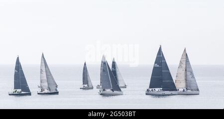 Alter Leiter von Kinsale, Cork, Irland. Juni 2021. Am zweiten Tag des Sovereign's Cup segeln Yachten in Richtung Old Head of Kinsale, Co. Cork, Irland. - Credit; David Creedon / Alamy Live News Stockfoto