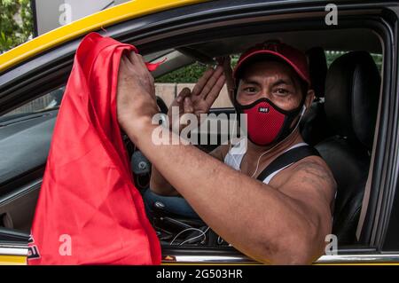 Ein regierungsfeindlicher Protestler grüßt während der Demonstration mit drei Fingern. Hunderte von prodemokratischen Demonstranten versammelten sich heute Morgen vor dem Demokratie-Denkmal in Bangkok, um den 89. Jahrestag der Revolution vom 24. Juni 1932 zu begehen, und marschierten zum parlament, um ihre drei-Punkte-Forderung zu unterstreichen; Der Rücktritt aller 250 vom Militär ernannten Senatoren, der Rücktritt von Premierminister Prayut Chan-o-cha und eine Neufassung der Verfassung. (Foto von Peerapon Boonyakiat / SOPA Images/Sipa USA) Stockfoto