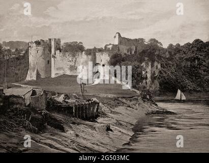 Eine Ansicht des Chepstow Castle aus dem späten 19. Jahrhundert in Monmouthshire, Wales, befindet sich oberhalb der Klippen am Fluss Wye, der Bau begann 1067 unter der Anleitung des normannischen Lord William FitzOsbern. Ursprünglich als Striguil bekannt, war es der südlichste einer Kette von Schlössern, die in den Welsh Marches gebaut wurden. Im 12. Jahrhundert wurde die Burg bei der Eroberung von Gwent, dem ersten unabhängigen walisischen Königreich, das von den Normannen erobert wurde, verwendet, doch im 16. Jahrhundert hatte ihre militärische Bedeutung nachgelassen und Teile seiner Struktur wurden in häusliche Bereiche umgewandelt. Stockfoto