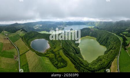 Blick auf die Azoren. Luftaufnahme der Lagunen auf der Insel Sao Miguel. Portugal beste Reise Urlaubsziel. Panoramablick von einer Drohne Stockfoto