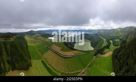 Blick auf die Azoren. Luftaufnahme der Lagunen auf der Insel Sao Miguel. Portugal beste Reise Urlaubsziel. Panoramablick von einer Drohne Stockfoto