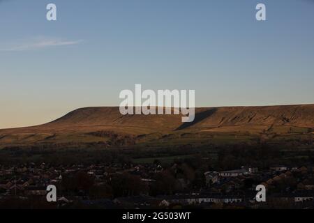 Blick auf das ribble-Tal und den Pendelhügel. Aussichtspunkt von der Burg Clitheroe mit dem Hügel, der im Abendlicht leuchtet Stockfoto