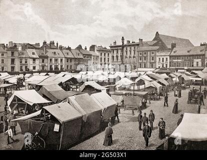 Eine Ansicht des Market Place aus dem späten 19. Jahrhundert in Northampton, einer Stadt in den East Midlands in England, die zu einem wichtigen Zentrum der Schuh- und Lederherstellung wurde. Stockfoto