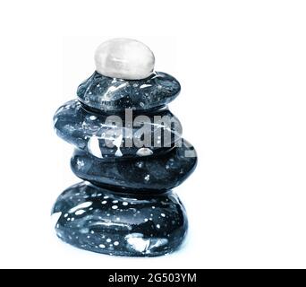 Nasse Zen-Steine Strand Kieselsteine Pyramide, auf weiß Stockfoto