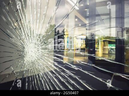 Gebrochenes Bürofenster verstärkt antivandal starkes Glas Stockfoto