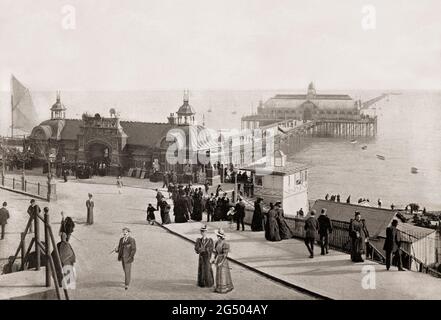 Ein Blick aus dem späten 19. Jahrhundert auf den längsten Pier der Welt, der 1830 erbaut wurde und sich etwa 1.34 Meilen (2.16 km) von der Küste in Southend-on-Sea aka Southend in Essex, England, an der Nordseite der Themse-Mündung erstreckt. Ursprünglich ein paar arme Fischerhütten und Bauernhöfe am südlichen Ende des Dorfes Prittlewell wurde es zu einem Badeort, der nach einem Besuch von Prinzessin Caroline von Braunschweig wuchs. Stockfoto