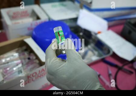 Kalkutta, Indien. Juni 2021. Eine Ampulle mit Covishield, Covid-19-Impfstoff, gesehen im Madhyamgram Rural Hospital. Indien hat die Impfkampagne gegen das Coronavirus (COVID-19) aufgestopft, um den Anstieg der Fälle während der zweiten Welle einzudämmen. Indien zählt zu den viertschnellsten (wöchentliches Wachstum) Impfmaßnahmen unter den größten Ländern. (Foto von Dipayan Bose/SOPA Images/Sipa USA) Quelle: SIPA USA/Alamy Live News Stockfoto