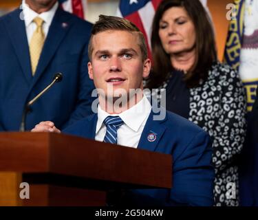 Washington, Usa. Juni 2021. Der US-Repräsentant Madison Cawthorn (R-NC) spricht auf einer Pressekonferenz, um im Repräsentantenhaus eine Resolution einzuführen, um Präsident Joe Biden zu takken. Kredit: SOPA Images Limited/Alamy Live Nachrichten Stockfoto