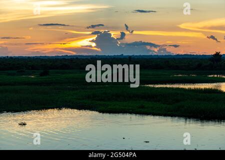 Iquitos Sonnenuntergang mit Blick auf den Nanay Fluss in Peru Stockfoto