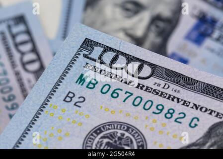 Nahaufnahme von hundert US-Dollar-Banknoten. Geldhintergrund. Finanz-, Geschäfts-, Investitions- und Wirtschaftskonzept. Stockfoto