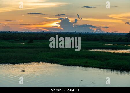 Iquitos Sonnenuntergang mit Blick auf den Nanay Fluss in Peru Stockfoto