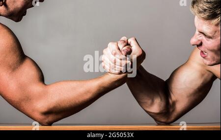 Armdrücken. Zwei Männer Armringen. Rivalität, Nahaufnahme von männlichen Armringen. Zwei Hände. Männer messen Kräfte, Waffen. Handwrestling, wetteifern. Hände oder Stockfoto