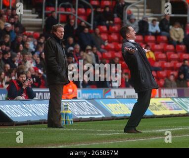 Southampton gegen Brentford Harry Redknapp beobachtet Brentford-Chef Martin Allen bei St. Mary's. Pic Mike Walker, 2005 Stockfoto