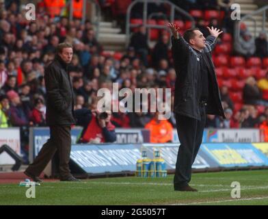 Southampton gegen Brentford Harry Redknapp beobachtet Brentford-Chef Martin Allen bei St. Mary's. Pic Mike Walker, 2005 Stockfoto