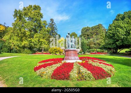 Denkmal der Komponisten Joseph Lanner und Johann Strauss im Park der österreichischen Kurstadt. Baden bei Wien, Österreich Stockfoto