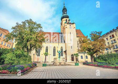 Ansicht der Pfarrkirche St. Stephan und Skulptur zu Ehren der gefallenen Soldaten im Zweiten Weltkrieg Baden bei Wien, Österreich Stockfoto