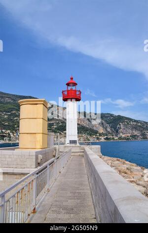 Leuchtturm im Hafen von Menton, Südfrankreich Stockfoto