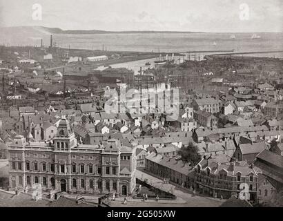 Eine Luftaufnahme von Swansea aus dem späten 19. Jahrhundert, einer Küstenstadt innerhalb der historischen Kreisgrenzen von Glamorgan und dem alten walisischen Kommoten von Gŵyr. Der entfernte Hafen handelte zunächst mit Wein, Häuten, Wolle, Tuch und später mit Kohle. Die Stadt expandierte im 18. Und 19. Jahrhundert schnell und wurde als „Copperopolis“ bezeichnet, bis die Kupferschmelze in Swansea Ende des 19. Jahrhunderts zurückging. Stockfoto