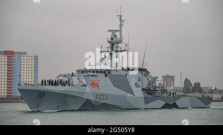 Das Offshore-Patrouillenschiff HMS Tamar (P233) der Royal Navy verlässt Portsmouth, Großbritannien, am 21. Juni 2021 bei Regen. Stockfoto