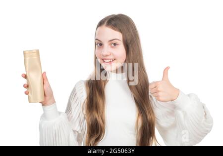 Glückliches Kind präsentiert Produkt von Shampoo Haarspülung oder Duschgel zeigen Daumen nach oben, Lotion. Stockfoto