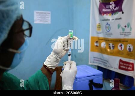 Kalkutta, Indien. Juni 2021. Ein Mitarbeiter des Gesundheitswesens bereitet eine Dosis des Covishield-19-Impfstoffs im Madhyamgram Rural Hospital vor. Indien hat die Impfkampagne gegen das Coronavirus (COVID-19) aufgestopft, um den Anstieg der Fälle während der zweiten Welle einzudämmen. Indien zählt zu den viertschnellsten (wöchentliches Wachstum) Impfmaßnahmen unter den größten Ländern. Kredit: SOPA Images Limited/Alamy Live Nachrichten Stockfoto