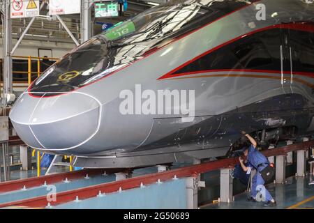 Shanghai, China. Juni 2021. Der neue Typ des Fuxing-Hochgeschwindigkeitszugs wird am 24. Juni 2021 in Shanghai, China, in Betrieb gehen.(Foto: TPG/cnsphotos) Quelle: TopPhoto/Alamy Live News Stockfoto