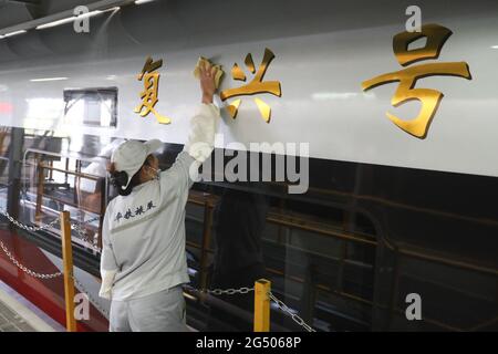 Shanghai, China. Juni 2021. Der neue Typ des Fuxing-Hochgeschwindigkeitszugs wird am 24. Juni 2021 in Shanghai, China, in Betrieb gehen.(Foto: TPG/cnsphotos) Quelle: TopPhoto/Alamy Live News Stockfoto