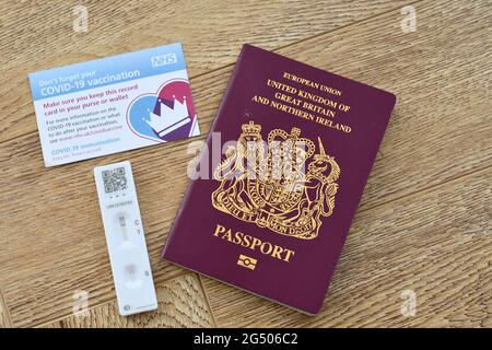 Covid 19-Test, Impfpass und Reisepass, COVID-19-Immunpass-Konzept, Impfpass Großbritannien, Vereinigtes Königreich Stockfoto