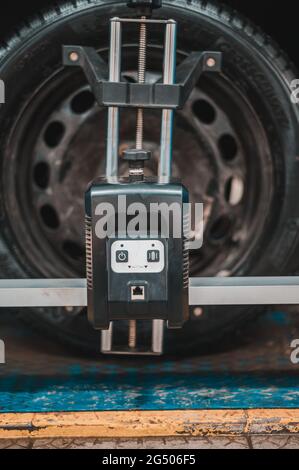 Der Sensor für die Einstellung der Störung-Konvergenz der Räder im Auto, die Arbeit im Autodienst, die Automobilwerkzeuge. Stockfoto