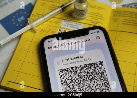 Viersen, Deutschland - Juni 24. 2021: Nahaufnahme des Handybildschirms mit QR-Code der digitalen covid-19 Impfpass covpass App Stockfoto