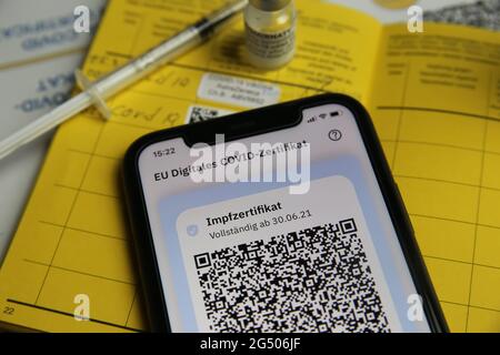 Viersen, Deutschland - Juni 24. 2021: Nahaufnahme des Handybildschirms mit QR-Code der digitalen covid-19 Impfpass covpass App Stockfoto