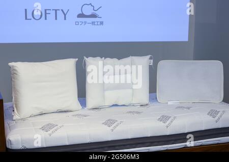 Tokio, Japan. Juni 2021. Lofty Corporation stellt Bettwäsche und Kissen für die Olympischen und Paralympischen Spiele 2020 in Tokio und das Dorf der Athleten bereit. Kissen aus der komfortablen Sleep Pillow LE Serie. Am 24. Juni 2021 in Tokio, Japan. (Foto von Kazuki Oishi/Sipa USA) Quelle: SIPA USA/Alamy Live News Stockfoto