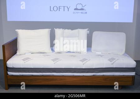 Tokio, Japan. Juni 2021. Lofty Corporation stellt Bettwäsche und Kissen für die Olympischen und Paralympischen Spiele 2020 in Tokio und das Dorf der Athleten bereit. Kissen aus der komfortablen Sleep Pillow LE Serie. Am 24. Juni 2021 in Tokio, Japan. (Foto von Kazuki Oishi/Sipa USA) Quelle: SIPA USA/Alamy Live News Stockfoto