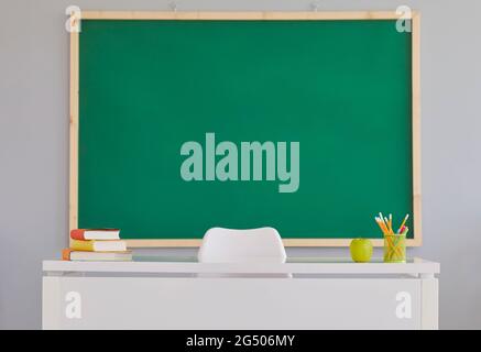 Hintergrund mit einem Lehrertisch und einer Kopie Platz Tafel in einem modernen Klassenzimmer Stockfoto