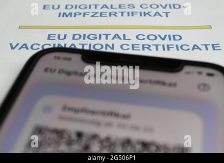Viersen, Deutschland - Juni 24. 2021: Nahaufnahme des Handybildschirms mit QR-Code der digitalen covid-19 Impfpass covpass App Stockfoto