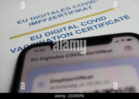 Viersen, Deutschland - Juni 24. 2021: Nahaufnahme des Handybildschirms mit QR-Code der digitalen covid-19 Impfpass covpass App Stockfoto