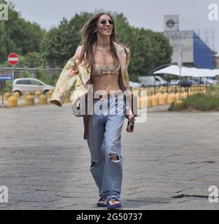 Mailand, Italien. Juni 2021. Mode Blogger Street Style Outfits nach Etro Fashion Show während MFW 2021 man Kollektionen. (Foto: Luca Ponti/Pacific Press) Quelle: Pacific Press Media Production Corp./Alamy Live News Stockfoto