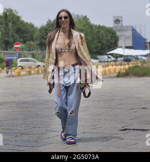 Mailand, Italien. Juni 2021. Mode Blogger Street Style Outfits nach Etro Fashion Show während MFW 2021 man Kollektionen. (Foto: Luca Ponti/Pacific Press) Quelle: Pacific Press Media Production Corp./Alamy Live News Stockfoto