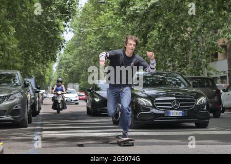 Mailand, Italien. Juni 2021. Mode Blogger Street Style Outfits nach Etro Fashion Show während MFW 2021 man Kollektionen. (Foto: Luca Ponti/Pacific Press) Quelle: Pacific Press Media Production Corp./Alamy Live News Stockfoto