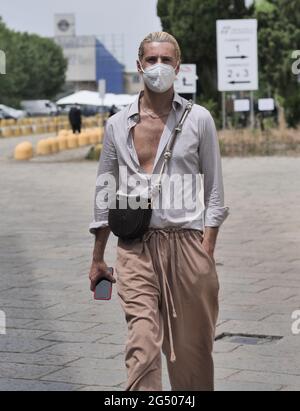 Mailand, Italien. Juni 2021. Mode Blogger Street Style Outfits nach Etro Fashion Show während MFW 2021 man Kollektionen. (Foto: Luca Ponti/Pacific Press) Quelle: Pacific Press Media Production Corp./Alamy Live News Stockfoto