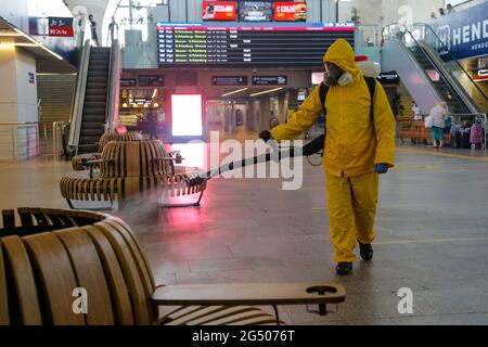 Moskau, Russland. Juni 2021. Ein kommunaler Angestellter mit Schutzanzug desinfiziert am 24. Juni 2021 einen Bahnhof in Moskau, Russland. Russland verzeichneten in den letzten 24 Stunden 20,182 neue Coronavirus-Infektionen, die höchste tägliche Zunahme seit Januar 24, was die landesweite Zählung auf 5,388,695 annahm, teilte das offizielle Überwachungs- und Reaktionszentrum am Donnerstag mit. Quelle: Alexander Zemlianichenko Jr/Xinhua/Alamy Live News Stockfoto