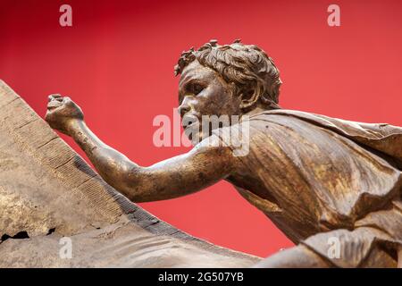 Jockey von Artemision, die berühmte Bronzestatue eines Pferdes und eines jungen Jockeys, gefunden in einem Schiffswrack am Meer vor Kap Artemision, in Griechenland, Europa. Stockfoto