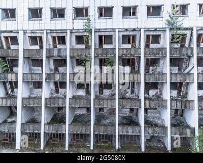 Verlassene Hotel mit Bäumen, die aus der Drohnenansicht herauskommen Stockfoto