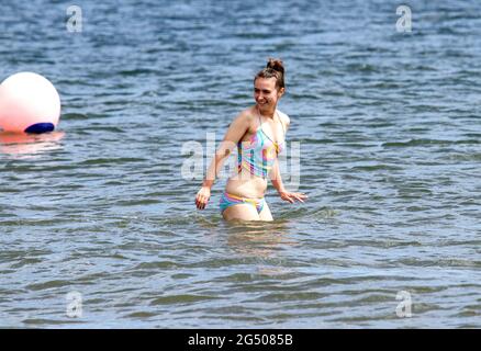 Dundee, Tayside, Schottland, Großbritannien. Juni 2021. UK Wetter: Ein sonniger und warmer Tag mit einer kühlen westlichen Brise durch Nordostschottland mit Temperaturen bis zu 19 Grad Eine junge Frau Sofie Wilcox nimmt den Tag draußen und genießt die Sonne, während sie sich im Fluss Tay am Broughty Ferry Beach in Dundee amüsieren. Kredit: Dundee Photographics/Alamy Live Nachrichten Stockfoto