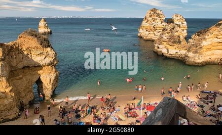 De Lagos a Ponta da Piedade Algarve, las rocas talladas por el viento las calas, cuevas y túneles lo convierten en un lugar increíblemente hermoso Stockfoto