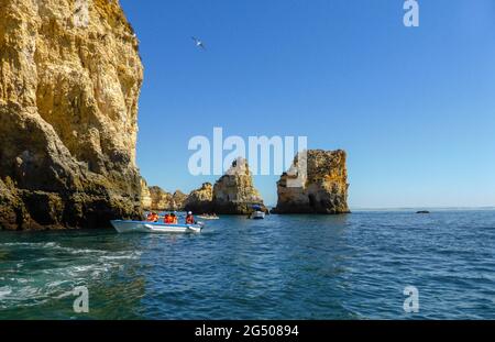 De Lagos a Ponta da Piedade Algarve, las rocas talladas por el viento las calas, cuevas y túneles lo convierten en un lugar increíblemente hermoso Stockfoto