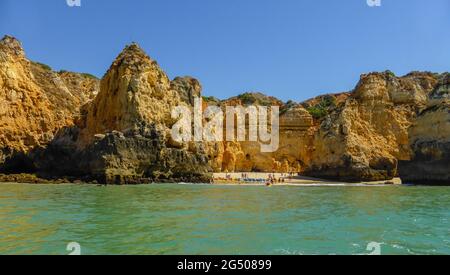 De Lagos a Ponta da Piedade Algarve, las rocas talladas por el viento las calas, cuevas y túneles lo convierten en un lugar increíblemente hermoso Stockfoto